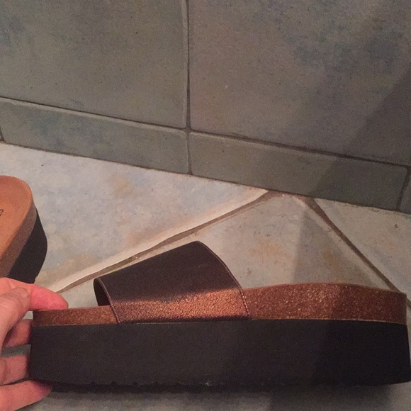 EUC Steve Madden 3” Gold Metallic Platform Slide - Picture 4 of 7
